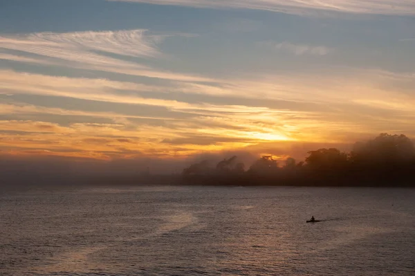 Silhoutte Henkilön Kajakki Kaupittelu Santa Cruz Lahdella Auringonlaskun Aikana — kuvapankkivalokuva