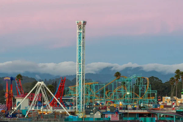 Santa Cruz, Ca - 6 Ocak 2022. Santa Cruz Boardwalk 'un arkasında koyu pembe bir gökyüzü görünüyor..