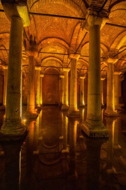 Sarnıçlar, Bizans döneminde şehrin kuşatma altında olduğu zamanlarda yeraltı su ikmal istasyonu olarak hizmet vermek için büyük bir yeraltı salonu oluşturdular..