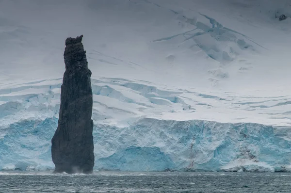 アストロラーベ針は南極半島の近くの海岸のブラバント島沖 背の高い一枚岩です — ストック写真