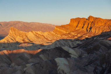 ZabRisk Noktası Ölüm Vadisi ulusal parkının en renkli noktalarından biridir, özellikle bu resimde gösterildiği gibi, güneşin doğuşu sırasında..