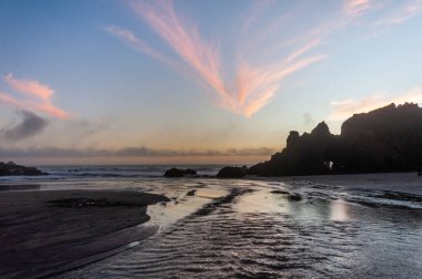Pembe bulutlar Pfeiffer Sahili üzerinde, gün batımından hemen sonra..