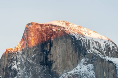 Yarım karlı bir kubbenin bir kış akşamında güneş ışığının son ışıklarını yakaladığı bir telefon görüşmesi..