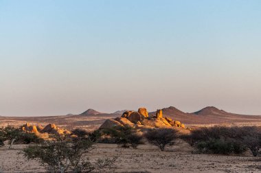 Spitzkoppe yakınlarındaki Namibya çölünün manzara görüntüsü, gün batımında..