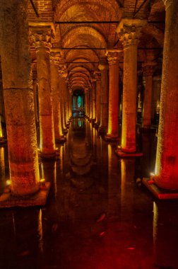 Sarnıçlar, Bizans döneminde şehrin kuşatma altında olduğu zamanlarda yeraltı su ikmal istasyonu olarak hizmet vermek için büyük bir yeraltı salonu oluşturdular..