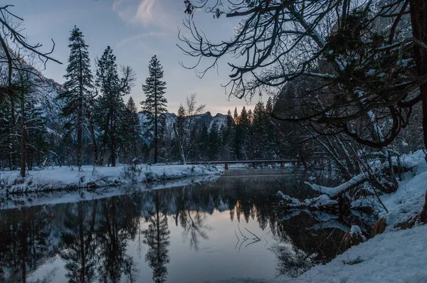 Exterior Uma Paisagem Coberta Neve Torno Rio Mercenário Vale Yosemite — Fotografia de Stock