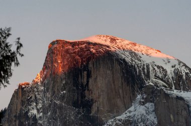 Yarım karlı bir kubbenin bir kış akşamında güneş ışığının son ışıklarını yakaladığı bir telefon görüşmesi..