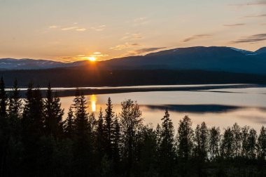Norveç 'in merkezindeki dağların üzerinde gün batımı.