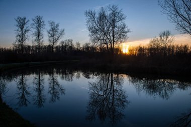 Sunset along the dender riiver on a winter evening.