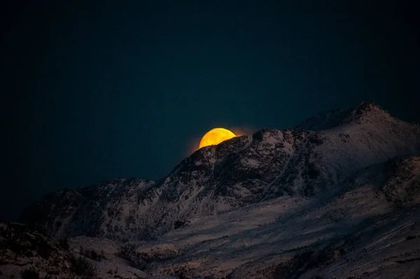 Full Moon Slowly Creeping Mountain Norwegian Coast Early Winter Morning — Foto de Stock