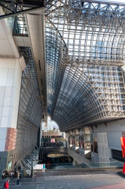 Kyoto, Japonya, 29 Aralık 2019. Modern mimarisi ile ünlü bir bina olan Kyoto İstasyonu 'nun merkez salonunun iç çekimi..