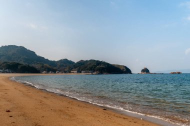 Japonya 'nın kışın Shiraishi adası kıyı şeridi manzarası.