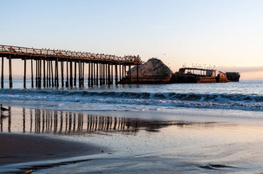 SS Palo Alto 'nun yakın çekimi, eski bir İkinci Dünya Savaşı enkazı günbatımında, Aptos açıklarında, California, Seacliff plajı yakınlarında.