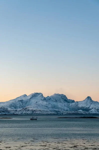 Landscape Shot Highlighting Rugged Mountains Snow Covered Beaches Arctic Norway — Stok fotoğraf