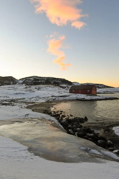 Granero Tradicional Noruego Rodeado Montañas Escarpadas Playas Cubiertas Nieve Ártico — Foto de Stock