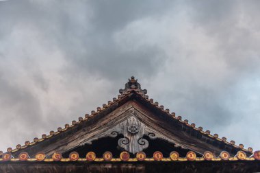 Miyajima, Japonya, 31 Aralık 2019. Miyjiama 'daki ünlü Senjokaku Pavyonu' nun çatısının detayları.