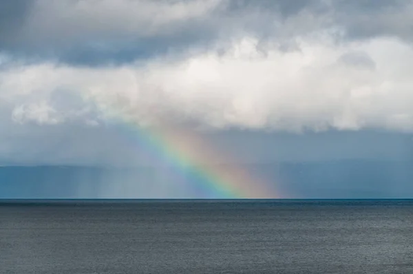 Teleaufnahme Eines Regenbogens Über Einem See Nordnorwegen — Stockfoto