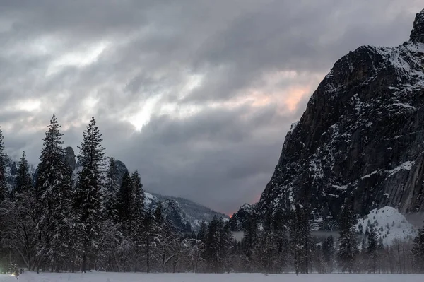Setting Sun Barely Breaking Clouds Snow Covered Yosemite Valley Late — Fotografia de Stock