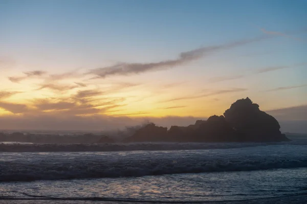 Pfeiffer Sahilinde Güzel Bir Gün Batımını Izleyen Turuncu Bir Gökyüzü — Stok fotoğraf