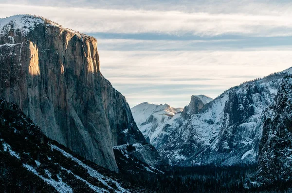 El Capitan 'ın ilk gün ışığını yakaladığı telefon çekimi. Yosemite Ulusal Parkı bir kış sabahı.