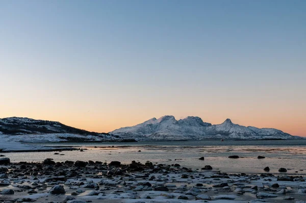 Landscape Shot Highlighting Rugged Mountains Snow Covered Beaches Arctic Norway — Foto de Stock