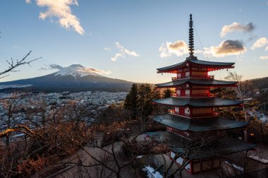 Shimoyoshida, Japonya - 27 Aralık 2019. Arka planda Fuji Dağı olan ünlü Chureito Pagoda 'nın dış çekimi..