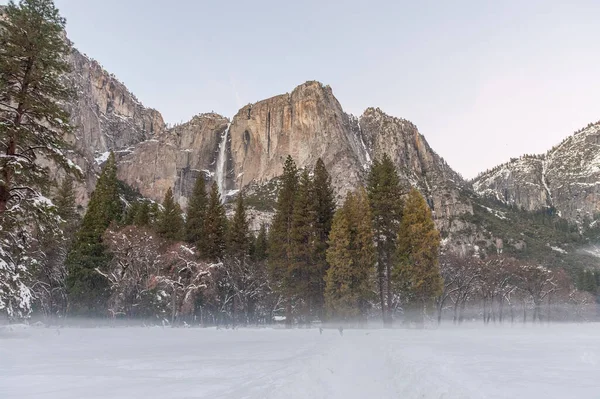 Una Espeluznante Niebla Cubre Suelo Del Valle Yosemite Mientras Que — Foto de Stock