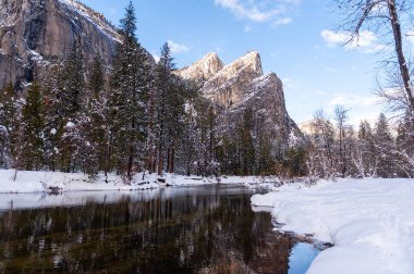 Yosemite Ulusal Parkı 'nın karla kaplı vadisinin dışında, güneşli bir kış öğleden sonrasında..