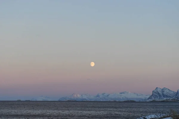 Пейзаж Выделяющий Почти Полнолуние Над Суровыми Горами Арктической Норвегии Недалеко — стоковое фото