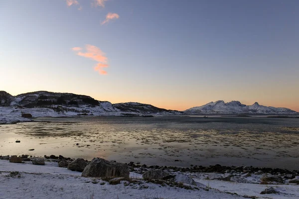 Landscape Shot Highlighting Rugged Mountains Snow Covered Beaches Arctic Norway — Photo