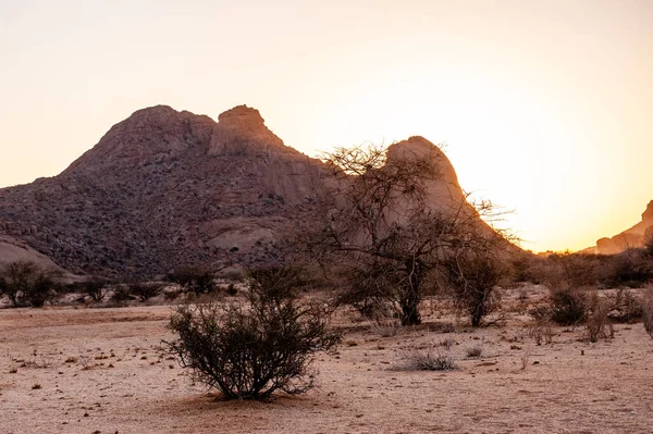 日落前后黄金时刻斯皮茨科普附近的落基纳米比亚沙漠的印象 — 图库照片