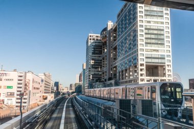 Tokyo, Japonya - 9 Ocak 2019. Tokyo hafif tren rayları ve tren sisteminin ayrıntıları.
