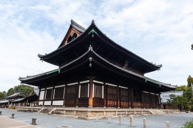 Kyoto, Japonya - 29 Aralık 2019. Tufuku-Ji Tapınağı kompleksinin dış görüntüsü..