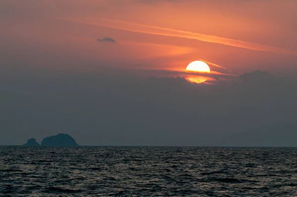 日落时分 日本石岛上空的落日 — 图库照片