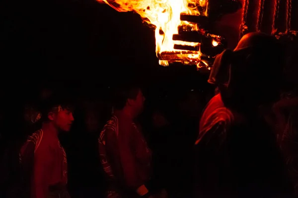 2019年12月31日 広島近郊の厳島神社で開催される鎮火祭に参加し 海上に大きな松明を持って火祭りを行う — ストック写真