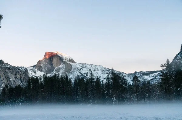Media Cúpula Parque Nacional Yosemite Captura Los Últimos Rayos Del —  Fotos de Stock
