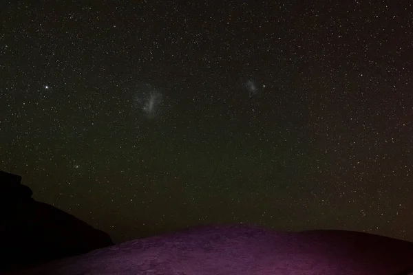 从纳米比亚斯皮兹科普拍摄的小的和大的麦哲伦云中的夜间镜头 — 图库照片