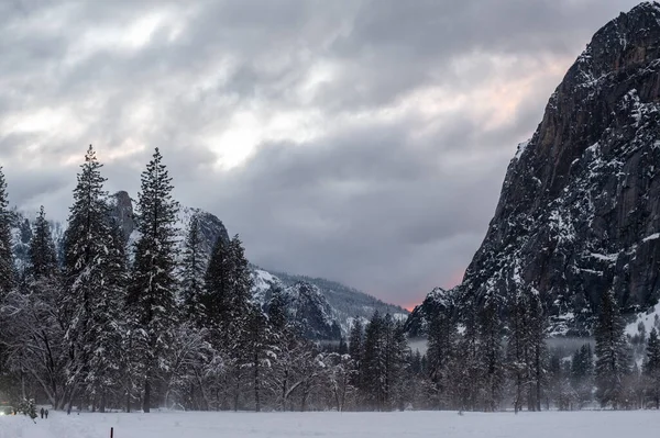 Setting Sun Barely Breaking Clouds Snow Covered Yosemite Valley Late — Stok fotoğraf