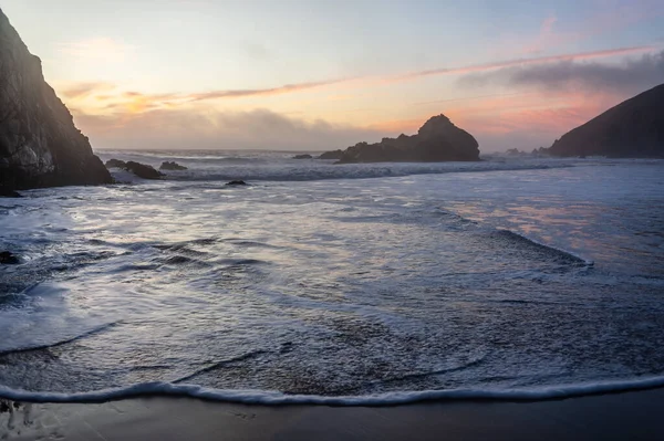 Tidal Waves Flowing Out Pfeiffer Beach While Enshrouded Purble Sunset — Stockfoto