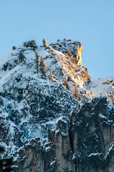 Ostatnie Światło Słoneczne Odbija Się Pokrytych Śniegiem Gór Josemickim Parku — Zdjęcie stockowe