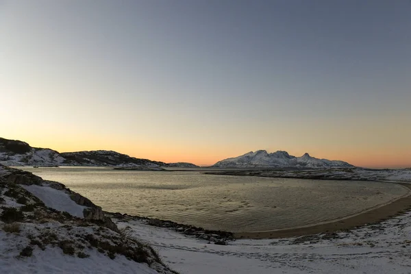 Landscape Shot Highlighting Rugged Mountains Snow Covered Beaches Arctic Norway — Stock Fotó
