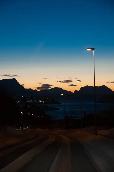 在挪威漫长的冬季的清晨 一个街灯照亮了挪威中部的一条道路 — 图库照片