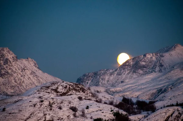 Full Moon Slowly Creeping Mountain Norwegian Coast Early Winter Morning — Stock Photo, Image