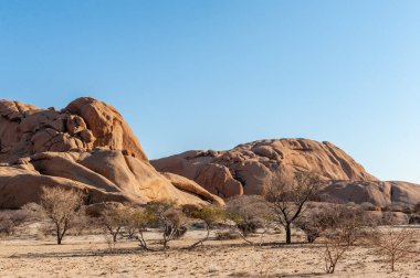 Spitzkoppe yakınlarındaki Namibya çölünün manzara görüntüsü, gün batımında..