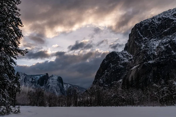 Поздним Вечером Облачный Зимний День Долине Йосемити — стоковое фото