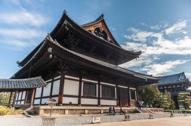 Kyoto, Japonya - 29 Aralık 2019. Koyoto 'nun merkezindeki Rinzaishu-Daihonzan Tofukuji Tapınağı' nın dışı.