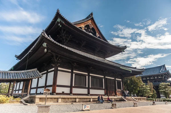 Kyoto, Japonya - 29 Aralık 2019. Koyoto 'nun merkezindeki Rinzaishu-Daihonzan Tofukuji Tapınağı' nın dışı.