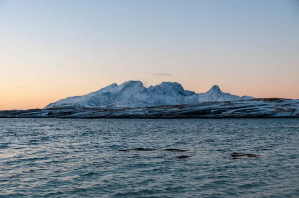 Landscape Shot Highlighting Rugged Mountains Snow Covered Beaches Arctic Norway —  Fotos de Stock