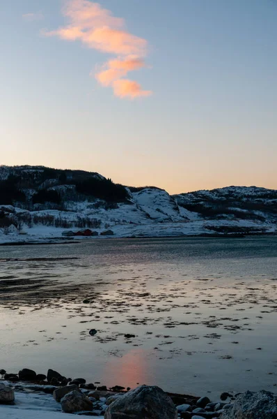 Landscape Shot Highlighting Rugged Mountains Snow Covered Beaches Arctic Norway — 스톡 사진