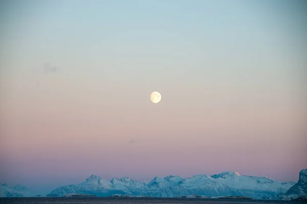 Krajina Záběr Zvýrazňující Téměř Úplněk Nad Drsnými Horami Arktické Norsko — Stock fotografie